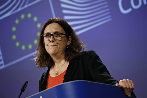 Avrupa Komisyonu'nun Ticaretkomiseri Cecilia Malmstrom basın mensuplarına — Stok fotoğraf