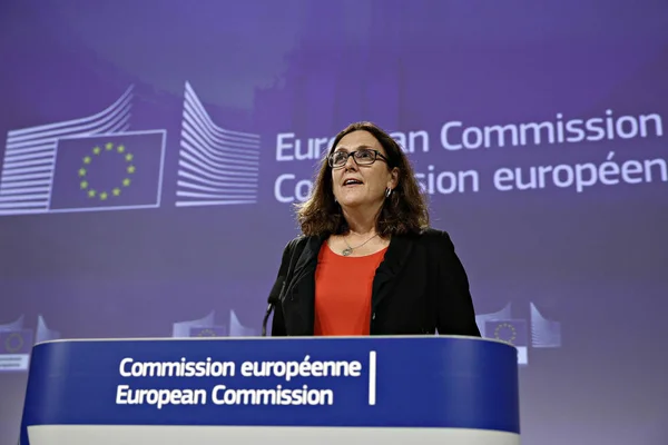 La Comisaria Europea de Comercio, Cecilia Malmstrom, da una conferencia de prensa —  Fotos de Stock