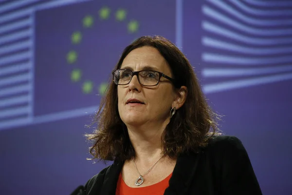 La Comisaria Europea de Comercio, Cecilia Malmstrom, da una conferencia de prensa —  Fotos de Stock