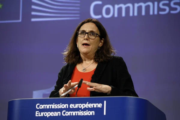 La Comisaria Europea de Comercio, Cecilia Malmstrom, da una conferencia de prensa —  Fotos de Stock