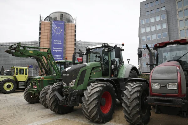 Zemědělci předvádějí traktory mimo Evropskou komisařu — Stock fotografie