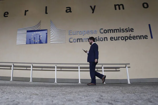 Muž Který Nachází Budově Evropských Komisí Bruselu Belgii Června 2018 — Stock fotografie