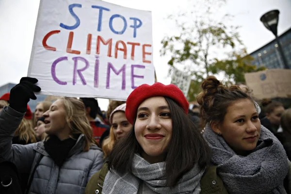 Dimostrazione per chiedere un'azione immediata sul cambiamento climatico in — Foto Stock