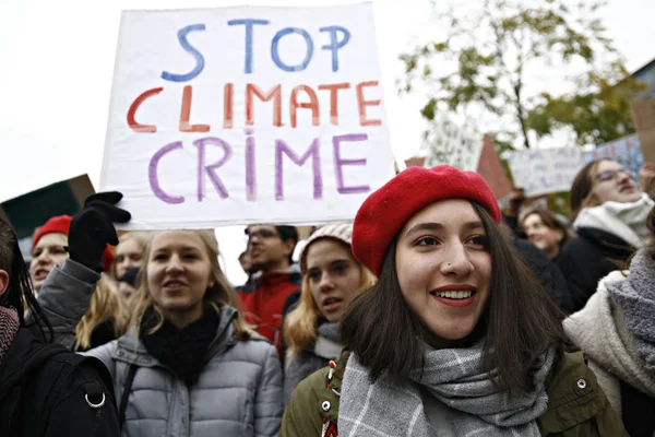 Manifestación para exigir de inmediato una acción sobre el cambio climático en —  Fotos de Stock