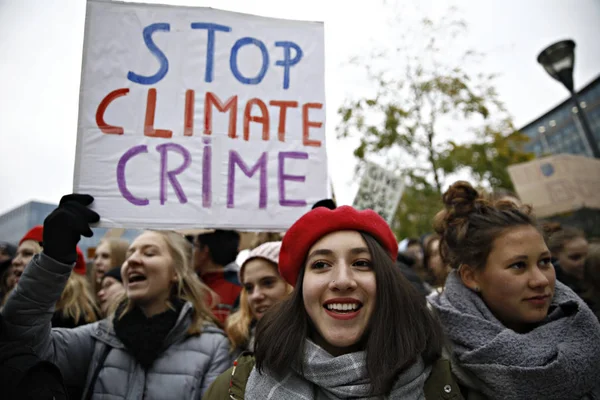 Manifestación para exigir de inmediato una acción sobre el cambio climático en — Foto de Stock