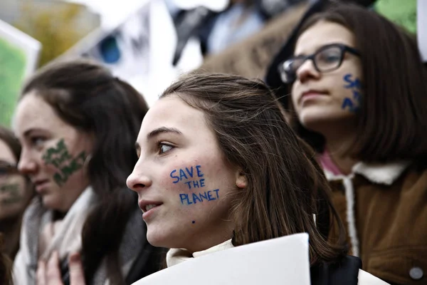 Manifestación para exigir de inmediato una acción sobre el cambio climático en —  Fotos de Stock