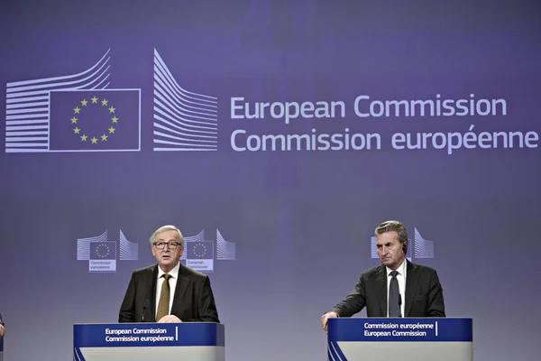 Президент Європейської комісії ЄС Жан-Клод Юнкер доставляє — стокове фото