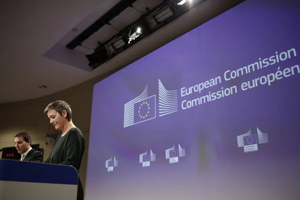 La commissaria europea per la concorrenza Margrethe Vestager detiene una nuova — Foto Stock