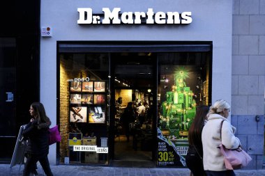 İnsanlar Dr. Marten'in önünde yürüyor.
