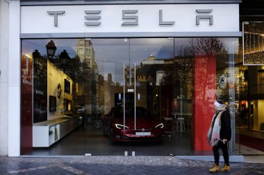 23 Kasım 2018'de Brüksel, Belçika'da abd'li otomobil üreticisi Tesla mağazasının önünde yürüyen yayalar