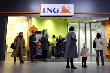 Belçika'da Ing bank'ın Şubesi önünde yürüyen yayalar 23 Kasım 2018