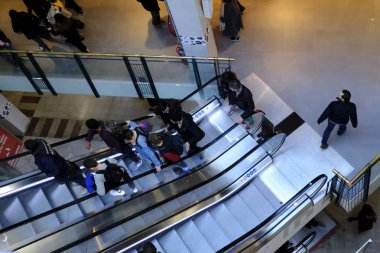Belçika'nın brüksel merkezinde alışveriş merkezinin merdivenlerinde insanlar 23 Kasım 2018.