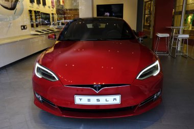 Abd otomobil üreticisi Tesla'nın Tesla Model S otomobili Brüksel'de bir mağazada sergileniyor, Belçika 23 Kasım 2018