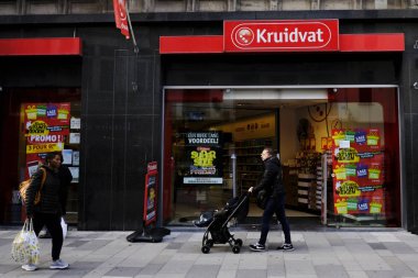 Brüksel'de Kruidvat mağazasının önünde yürüyen yayalar, Belçika 23 Kasım 2018
