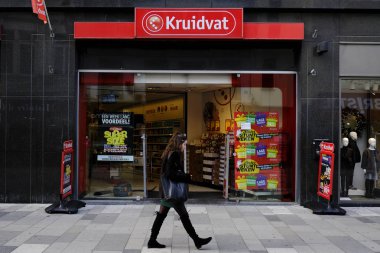 Brüksel'de Kruidvat mağazasının önünde yürüyen yayalar, Belçika 23 Kasım 2018