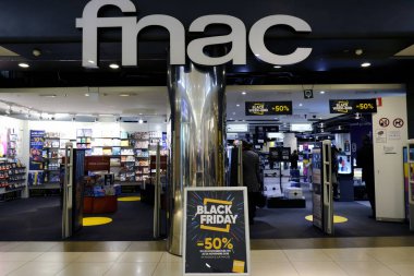 Belçika'nın Brüksel kentinde ki Fnac mağazasına 23 Kasım 2018'de insanlar giriyor