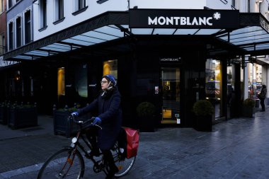  Brüksel'deki Mont Blanc mağazasının önünde yürüyen bir yaya, Belçika 23 Kasım 2018