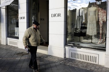  Brüksel'de Dior'un dışında yürüyen bir yaya, Belçika'da 23 Kasım 2018