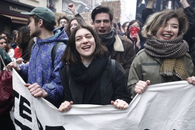 Öğrenciler 22 Mayıs 2018'de Fransa'nın Başkenti Paris'te düzenlenen reformlara karşı ulusal grev günü sırasında düzenlenen gösteride slogan attılar
