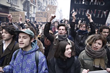 Öğrenciler 22 Mayıs 2018'de Fransa'nın Başkenti Paris'te düzenlenen reformlara karşı ulusal grev günü sırasında düzenlenen gösteride slogan attılar