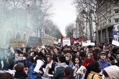 Öğrenciler 22 Mayıs 2018'de Fransa'nın Başkenti Paris'te düzenlenen reformlara karşı ulusal grev günü sırasında düzenlenen gösteride slogan attılar