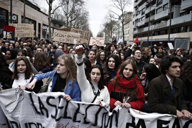Öğrenciler 22 Mayıs 2018'de Fransa'nın Başkenti Paris'te düzenlenen reformlara karşı ulusal grev günü sırasında düzenlenen gösteride slogan attılar