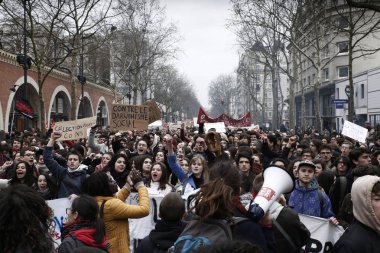 Öğrenciler 22 Mayıs 2018'de Fransa'nın Başkenti Paris'te düzenlenen reformlara karşı ulusal grev günü sırasında düzenlenen gösteride slogan attılar