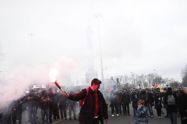 Fransa Genel İşçi Sendikası Konfederasyonu protestocuları 22 Mayıs 2018'de Fransa'nın Başkenti Paris'te düzenlenen reformlara karşı ulusal grev günü sırasında düzenlenen gösteride ışık alevlerini alevlendirdi