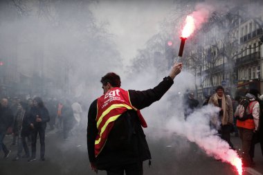 Fransa Genel İşçi Sendikası Konfederasyonu protestocuları 22 Mayıs 2018'de Fransa'nın Başkenti Paris'te düzenlenen reformlara karşı ulusal grev günü sırasında düzenlenen gösteride ışık alevlerini alevlendirdi
