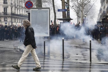 Polis, 22 Mart 2018'de Paris'te Fransız hükümetinin reform dizisini protesto eden göstericilere karşı su kanonu kullanıyor. 