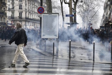 Polis, 22 Mart 2018'de Paris'te Fransız hükümetinin reform dizisini protesto eden göstericilere karşı su kanonu kullanıyor. 