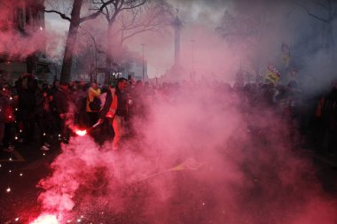 Fransa Genel İşçi Sendikası Konfederasyonu protestocuları 22 Mayıs 2018'de Fransa'nın Başkenti Paris'te düzenlenen reformlara karşı ulusal grev günü sırasında düzenlenen gösteride ışık alevlerini alevlendirdi