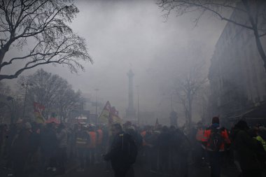 Fransa Genel İşçi Sendikası Konfederasyonu protestocuları 22 Mayıs 2018'de Fransa'nın Başkenti Paris'te düzenlenen reformlara karşı ulusal grev günü sırasında düzenlenen gösteride ışık alevlerini alevlendirdi