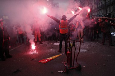 Fransa Genel İşçi Sendikası Konfederasyonu protestocuları 22 Mayıs 2018'de Fransa'nın Başkenti Paris'te düzenlenen reformlara karşı ulusal grev günü sırasında düzenlenen gösteride ışık alevlerini alevlendirdi