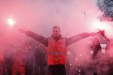 Fransa Genel İşçi Sendikası Konfederasyonu protestocuları 22 Mayıs 2018'de Fransa'nın Başkenti Paris'te düzenlenen reformlara karşı ulusal grev günü sırasında düzenlenen gösteride ışık alevlerini alevlendirdi