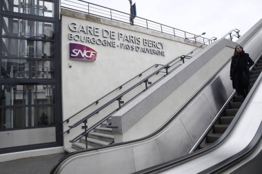 Paris,Fransa Mar. 22,2018. Bir kadın Fransız Sncf demiryolu işçileri tarafından ülke çapında bir grev sırasında Gare de Bercy tren istasyonunun merdivenlerinde duruyor