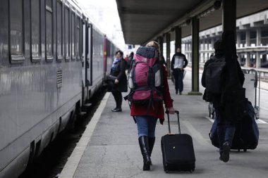 Paris,Fransa Mar. 22,2018.İnsanlar Fransız Sncf demiryolu işçileri tarafından ülke çapında bir grev sırasında Gare de Bercy tren istasyonunda bir platform üzerinde yürümek