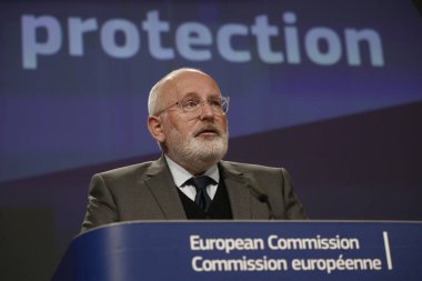 Brüksel, Belçika. 23 Nisan 2018. Avrupa Komisyonu Başkan Yardımcısı Frans Timmermans ve Avrupa Komisyonu Üyesi Vera Jourova, Avrupa Komisyonu'nun muhbirlerin korunmasıyla ilgili önerisi hakkında bir basın toplantısı düzenlediler. . 