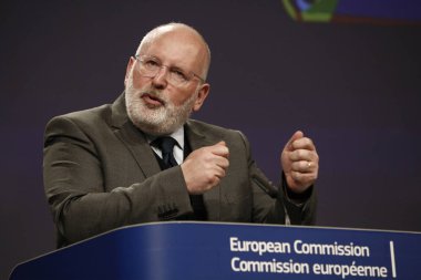 Brüksel, Belçika. 23 Nisan 2018. Avrupa Komisyonu Başkan Yardımcısı Frans Timmermans ve Avrupa Komisyonu Üyesi Vera Jourova, Avrupa Komisyonu'nun muhbirlerin korunmasıyla ilgili önerisi hakkında bir basın toplantısı düzenlediler. . 