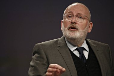 Brüksel, Belçika. 23 Nisan 2018. Avrupa Komisyonu Başkan Yardımcısı Frans Timmermans ve Avrupa Komisyonu Üyesi Vera Jourova, Avrupa Komisyonu'nun muhbirlerin korunmasıyla ilgili önerisi hakkında bir basın toplantısı düzenlediler. . 