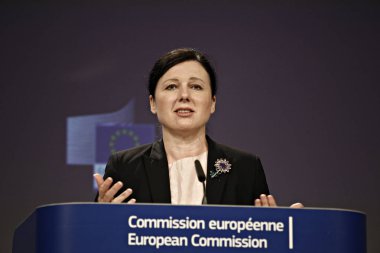 Brüksel, Belçika. 23 Nisan 2018. Avrupa Komisyonu Başkan Yardımcısı Frans Timmermans ve Avrupa Komisyonu Üyesi Vera Jourova, Avrupa Komisyonu'nun muhbirlerin korunmasıyla ilgili önerisi hakkında bir basın toplantısı düzenlediler. . 