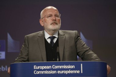 Brüksel, Belçika. 23 Nisan 2018. Avrupa Komisyonu Başkan Yardımcısı Frans Timmermans ve Avrupa Komisyonu Üyesi Vera Jourova, Avrupa Komisyonu'nun muhbirlerin korunmasıyla ilgili önerisi hakkında bir basın toplantısı düzenlediler. . 