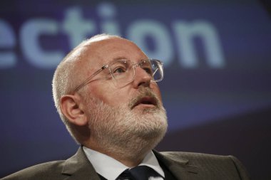 Brüksel, Belçika. 23 Nisan 2018. Avrupa Komisyonu Başkan Yardımcısı Frans Timmermans ve Avrupa Komisyonu Üyesi Vera Jourova, Avrupa Komisyonu'nun muhbirlerin korunmasıyla ilgili önerisi hakkında bir basın toplantısı düzenlediler. . 