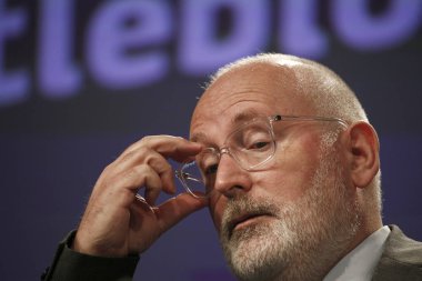 Brüksel, Belçika. 23 Nisan 2018. Avrupa Komisyonu Başkan Yardımcısı Frans Timmermans ve Avrupa Komisyonu Üyesi Vera Jourova, Avrupa Komisyonu'nun muhbirlerin korunmasıyla ilgili önerisi hakkında bir basın toplantısı düzenlediler. . 