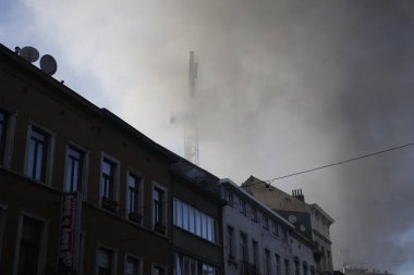  İtfaiyeciler bir yapıda çıkan yangını söndürmeye çalışıyor