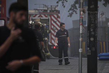  İtfaiyeciler bir yapıda çıkan yangını söndürmeye çalışıyor