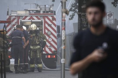  İtfaiyeciler bir yapıda çıkan yangını söndürmeye çalışıyor