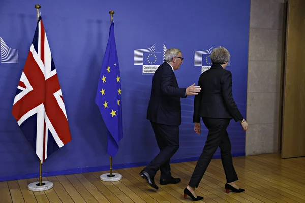 Reunión entre la Primera Ministra del Reino Unido Theresa May —  Fotos de Stock