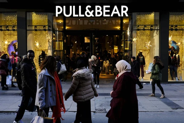 Люди Выходят Пределы Филиала Швейной Компании Pull Bear Центре Брюсселя — стоковое фото
