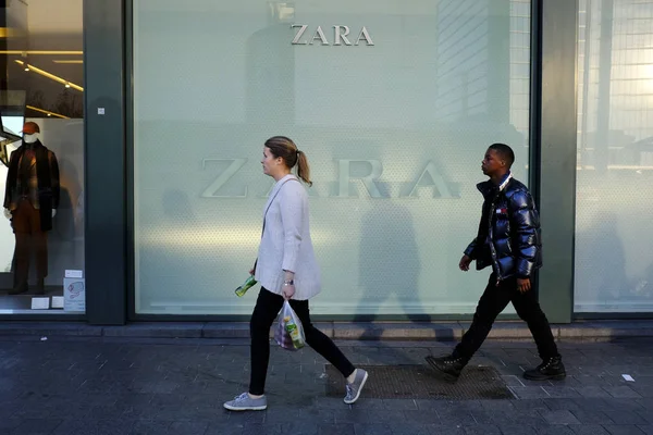 Люди Выходят Пределы Филиала Швейной Компании Zara Центре Брюсселя Бельгии — стоковое фото